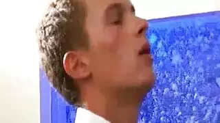 ثلاثة هاويين يقومون بإيلاج مزدوج لشاب قوي