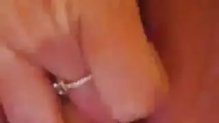 صديقتان تمتصان وتضاجعان مع انضمام رجل ذي خبرة للمتعة