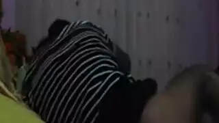 مراهقات عراقيات صاخبات يصرخن انيكيني بقوة في مشهد إباحي عنيف