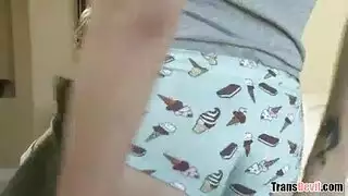 المربية العابرة جنسياً في مص مزدوج صريح ونيك قاسي