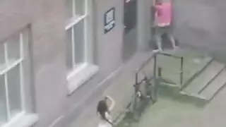 المُتطفل يصور فيلم بورنو جامح في الأماكن العامة مع ثنائي مراهق