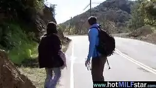 رؤية ثدييها الساخنة، يشعر بالإثارة ويمنحها ضربات قوية