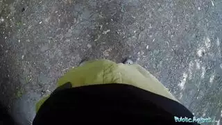 علاقة جماعية علنية: مراهقة إيطالية تأخذ عدة قذف