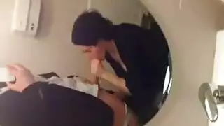 شرموطة تختنق من القضيب السميم في ذروة الشهوة