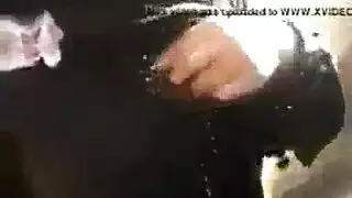 فيلم إباحي: فتاة منتقبة تأخذ قضيبًا عند باب الشقة