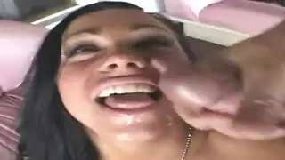 رجل منهك يضرب جسد صديقته الساخن في جنس عنيف بالمنزل