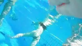 كاميرا تجسس بجانب المسبح: حركة تحت الماء لقضيب ومهبل مبلل