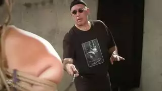 فتاة صغيرة تحتاج لصفع حفراتها الضيقة وثدييها حتى تتهيج