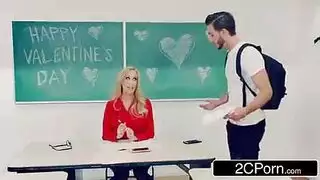 طالب دراسات عليا يحصل على قذف داخلي في عيد الحب من أستاذته المتطلبة