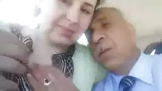 عشيقته بزازها كبار و لذيذة و هو متزوج و كبير في السن