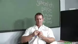 مدرس يصفع طالبة على طيزها الكبيرة ثم ينيكها بقوة في الفصل