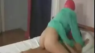 شرموطة بالحجاب تخدم زب قاس بحلقها