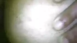 فتاة عربية صغيرة تلمس مهبلها وشرجها عري منفرد