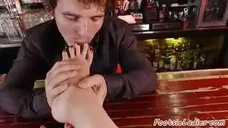 جلسة نيك صريحة في البار: مص الأقدام وتفحيط مهبلي عميق