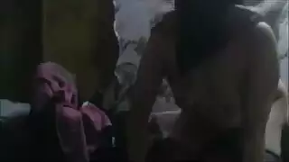 مريم المحجبة تتناك من جارها ويغرق طيزها لبن