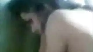 زوجة خجولة تستمتع بعنف من الباب الخلفي