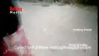 العاهرة السمراء الممتلئة تطحن من أجل فعل جنسي خام