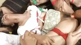 سحاقيات مشعرات فوضويات تقبل وتخترقان مزدوجًا بهزاز