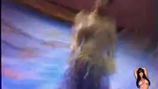 يشاهد امه تلعب الرياضه في الحديقه