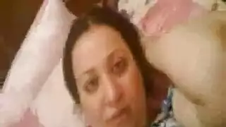 فتاة مصرية مكتنزة تأخذ زبًا صلبًا في فتحتها الضيقة المتقطرة