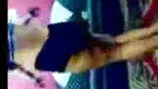 عارية تحت القميص: الفتاة الجامعية نانا ترقص قبل قبلات جنسية نارية