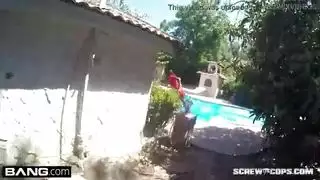 ضابط في الخدمة يقدم جنساً قوياً لربة منزل محتاجة