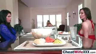 ربة منزل شقية تخون مع صديقتها لممارسة جنس سحاقي صريح