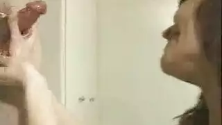 مدلكة ذات أثداء عملاقة تمتلئ بقضيب أسود قاسٍ