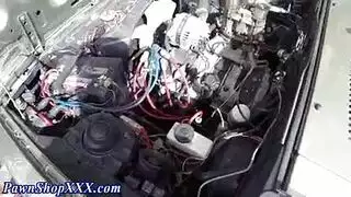 امرأة تجسس على ابنها