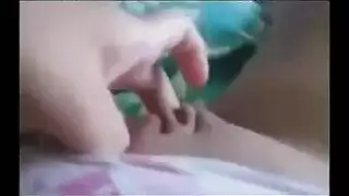 مراهقة مشاغبة تأخذ شرجًا قاسيًا وحشوة كريمية