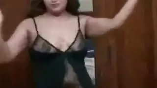 رقص عربي منفرد محمّس يتحول إلى تلاعب صريح بالأصابع