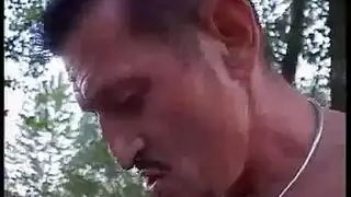 جنس خارجي صريح: وضع الكلب مع امرأة ناضجة مفتونة