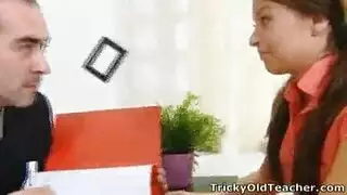 مراهقة راسبة تغوي أستاذها للنجاح في الامتحان بورن تلميذات صريح