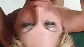 عاهرة مراهقة تتعمق في قضيبها الضخم المنتصب