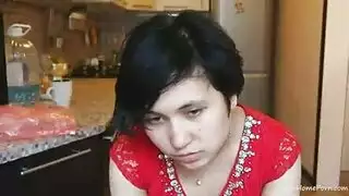 فتاة نحيفة سمراء تأخذ قضيبًا كبيرًا