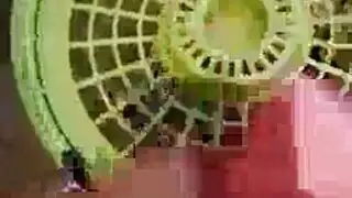 شرج ساخن مع ملابس وردية وإكسسوارات حمراء