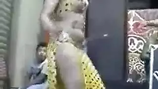 راقصة مصرية مغرية تظهر ثدييها الكبيرين – فيلم إباحي صريح