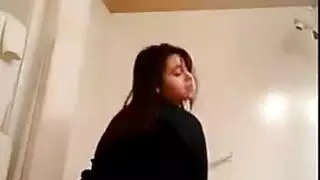 فتاة شديدة الجمال تكشف عن كسها الضيق وطيزها المستدير في عرض مغر