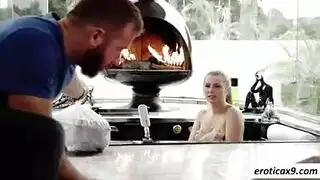 وجه مفاجئ يُمارس عليه الجنس بقضيب عملاق غير مختون