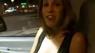 التوظيف من أجل ثلاثي: الرئيسة العارية تأخذ قضيبين في وقت واحد