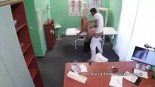 سروالها الداخلي هو الشيء الوحيد المرتدي قبل أن تُمارس معها الجنس