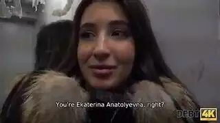 قبلة عميقة تتحول إلى جنس فموي عنيف