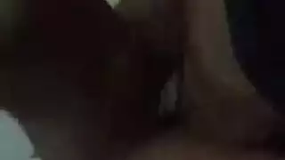 فتاة جامعية شقراء عاهرة تثقب مهبلها مزدوجًا بقضيب اصطناعي ضخم وهي تعصر ثدييها