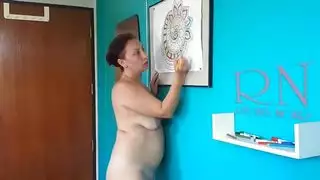 اللوحة الجسم على ركبتيها مقارع