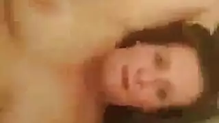 حلوة ناضجة تبرز شقها الناعم المبلل