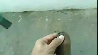 شاب يخرج عضوه الذكري ويقذف على الرصيف بينما فتاة تشاهد