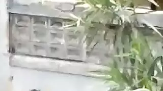 فتاة باللباس الأسود تأخذ قضيبين أسودين كبيرين في ثنائي جنسي صريح