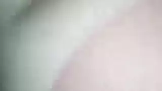 عاهرة بالكاد قانونية تأخذ زب في مكان مزدحم