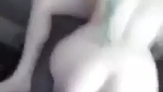 لاتينية بشعر أحمر ووشوم تنيك قضيبًا ضخمًا بقوة