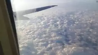 فم وفرج إيطالية يدمران بزب ضخم أثناء الطيران